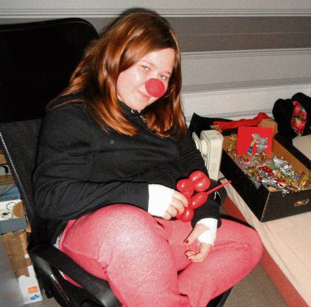 Kamila Dębniak z nierozłącznym nosem clowna. Wierzy w terapię śmiechem
