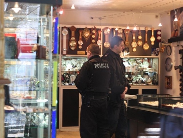 Po wczorajszej kradzieży w salonie przy ul. Nowobramskiej w Słupsku pracowali technicy policyjni. Pracownice robiły remanent, żeby ustalić, co dokładnie zginęło. 