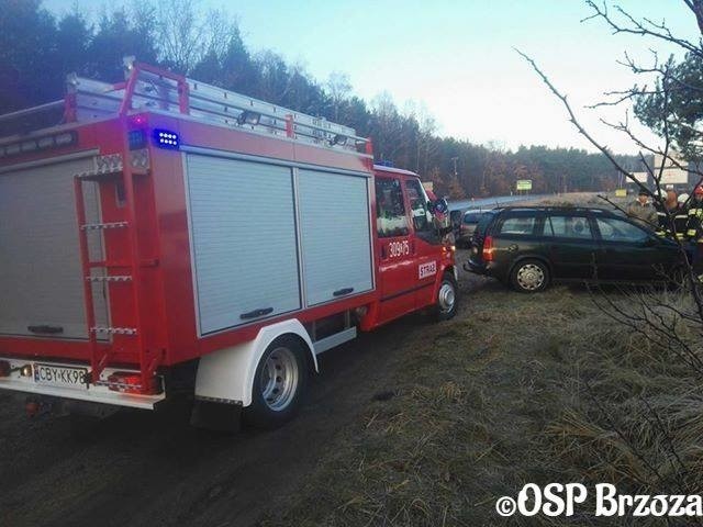 Około godziny 8.00 na drodze wojewódzkiej 254 kierująca oplem w kierunku Brzozy wpadła w poślizg i zatrzymała się dopiero na ogrodzeniu jednej z przydrożnych posesji. Obejrzyj: Największe stadionowe zadymy w Polsce! [ZDJĘCIAAuto ścięło także jedno z drzew znajdujących się na poboczu. Na szczęście oprócz niewielkiej rany głowy kierującej kobiety, pozostałym dzieciom obecnym w aucie nic się nie stało.Zobacz także: Info z Polski