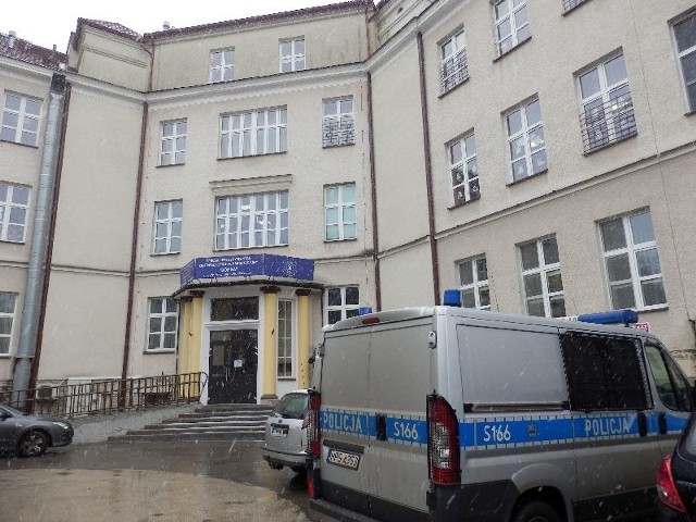 Policjanci przeszukali szpital "Górka" w Busku i nie znaleźli niczego niepokojącego. Podobnie było w placówkach Jędrzejowie, Kielcach i Końskich.