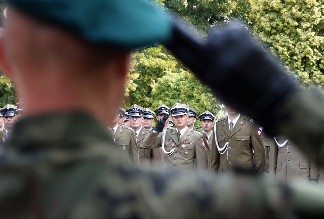 W Inowrocławiu odbyły się garnizonowe obchody Święta Wojska Polskiego. W uroczystościach udział wzięli m. in. żołnierz 1 Brygady Lotnictwa Wojska Lądowych, 56 Bazy Lotniczej, 2 Inowrocławskiego Pułku Inżynieryjnego, Wojskowej Komendy Uzupełnień i Żandarmerii Wojskowej. O godz. 9.30 w kościele garnizonowym odprawiona została masz św. w intencji żołnierzy, a następnie w samym centrum inowrocławskich Solanek odbył się uroczysta zbiórka. W jej trakcie wyróżniającym się żołnierzom wręczono medale, awanse na wyższe stopnie, a także nagrody. Uczestnicy zbiórki obejrzeli defiladę pododdziałów oraz występ wojskowej orkiestry z Torunia. Po uroczystości była okazja obejrzeć sprzęt wojskowy oraz wysłuchać występu zespołu Black and White.