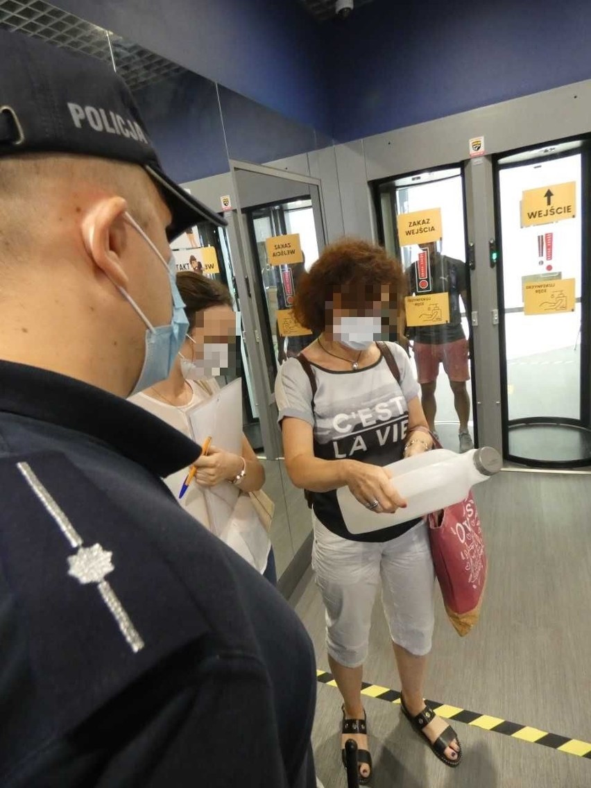 Policjanci z Opola przeprowadzili kolejną kontrolę przestrzegania reżimu sanitarnego w centrum handlowym. Tym razem z sanepidem. Były kary