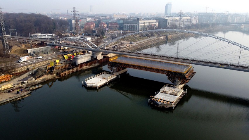Kraków. Widać już pierwsze elementy nowego mostu na Wiśle