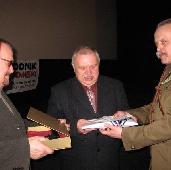 Zygmunt Osóbka, dyrektor Fabryki Broni (w środku) i Paweł Łuk-Murawski, dowódca radomskich ułanów, przekazali Ryszardowi Filipskiemu (z lewej) replikę pistoletu VIS.