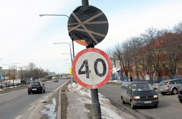 40 kilometrów na godzinę na ulicy Witosa - to sposób lubelskiego magistratu na rozwiązanie problemu dziurawych jezdni. Fot: Jacek Babicz