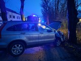 Konfiskata samochodu w Wierzchosławicach. Kierowca był tak pijany, że nie był w stanie wysiąść z pojazdu, który wcześniej rozbił o drzewo