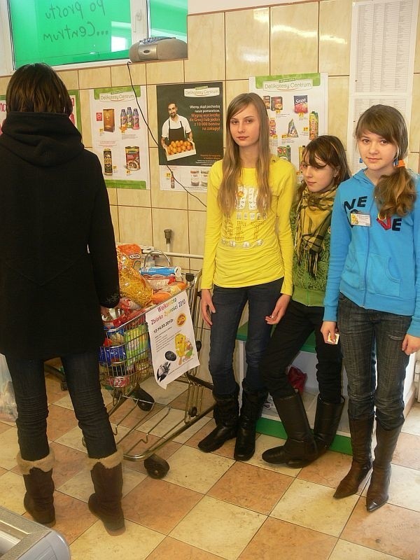 Irmina Zaręba, Daria Pomocnik i Iwona Flasińska w niedzielę zbierały żywność w suchedniowskich Delikatesach Centrum. Mieszkańcy chętnie wrzucali do kosza produkty, które trafią do ubogich. 