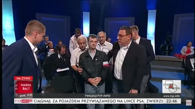 Wybory samorządowe 2018: Awantura w studiu TVP z udziałem zwolennika Adama Słomki, który kopnął innego uczestnika programu