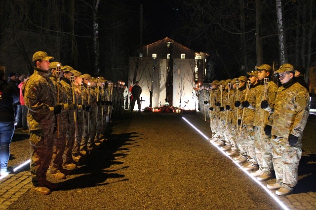 Mieszkańcy Opatowa uczcili pamięć żołnierzy powojennego podziemia niepodległościowego. Uroczystość odbyła się 1 marca na  Skwerze Żołnierzy Wyklętych.