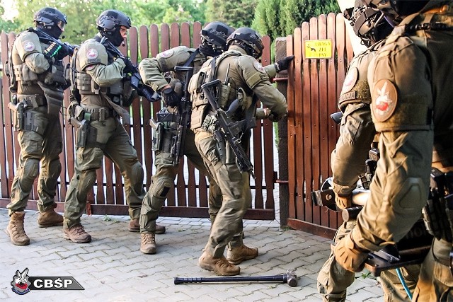 Akcja opolskich policjantów przeciwko narkotykowym dilerom związanym ze środowiskiem pseudokibiców.