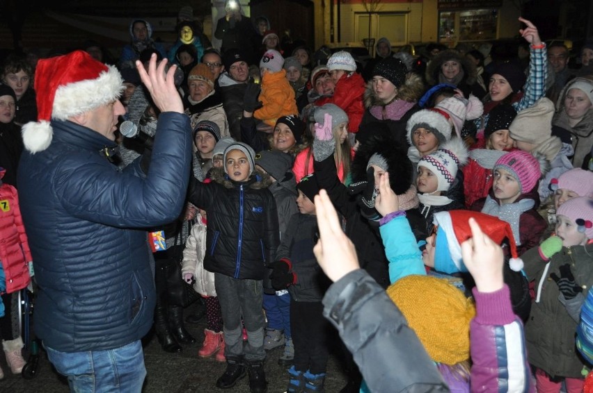 Święty Mikołaj ponownie gościł w rynku w Szydłowcu i rozdał ponad 200 paczek dla dzieci