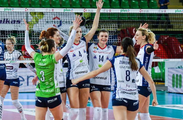 W 18. kolejce Ligi Siatkówki Kobiet Bank Pocztowy Pałac Bydgoszcz pokonał MKS Kalisz 3:0 (25:20, 25:19, 25:15). Całe spotkanie trwało zaledwie 76 minut! Statuetkę MVP otrzymała Patrycja Balmas. Po tej wygranej pałacanki zbliżyły się do czołowej ósemki i są ciągle w grze o play off.Na kolejnych stronach zdjęcia kibiców oraz fotki z meczu>>>