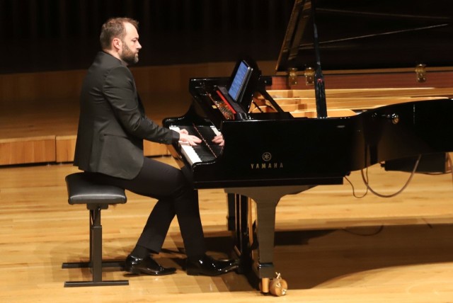 W sobotę, 9 listopada, w sali koncertowej imienia Krzysztofa Pendereckiego  Zespołu Szkół Muzycznych,wystąpił pianista, Piotr Sałajczyk.