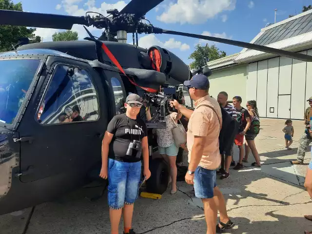 Piknik wojskowy na lotnisku. Zobaczcie kolejne zdjęcia na następnych slajdach.