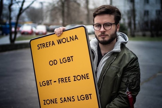 Bart Staszewski - autor projektu z tablicą "Strefa wolna od LGBT. Ten projekt ma boleć i skłaniać do przemyśleń. W Polsce już 53 miejscowości uchwaliły "strefy wolne od LGBT". Takich znaków jak ten na zdjęciu jeszcze nie ma na wjeździe do tych miast i miasteczek, ale jeśli będziemy obojętni, niewykluczone, że znaki hańby się pojawią.