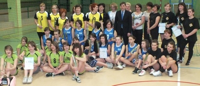 Wszystkie drużyny biorące udział w Turnieju Piłki Siatkowej Kobiet w Kluczewsku 
