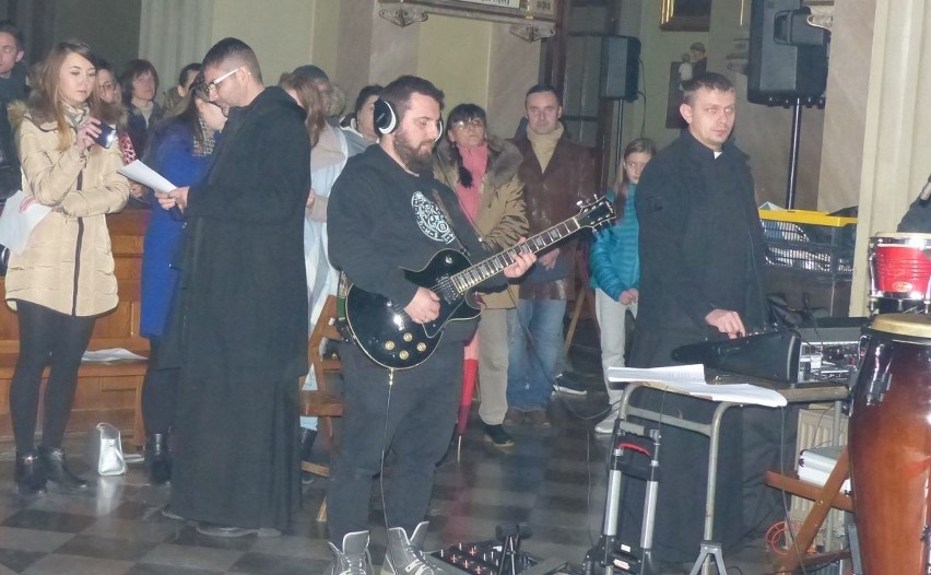 Wielu młodych ludzi uczestniczyło w Nocy Świętych w parafii...