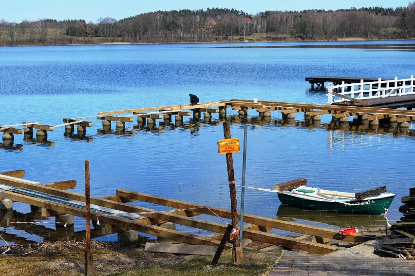 Remontują pomosty nad jeziorem Jeleń. Do sezonu będą gotowe (zdjęcia)