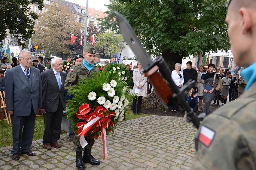 Uroczystości odbyły się w Poznaniu 10 przed pomnikiem...
