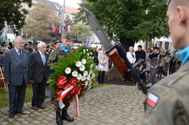 Uroczystości odbyły się w Poznaniu 10 przed pomnikiem Polskiego Państwa Podziemnego i Armii i Krajowej