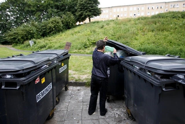 Ul. Szarotki. Pani Alicja Rodziekiewicz od kilku lat segreguje śmieci. - Osobno wyrzucam plastik i szkło. Ale wciąż nie mamy pojemnika na papier. Może w tej rewolucji śmieciowej ktoś sobie o nas przypomni - mówi.