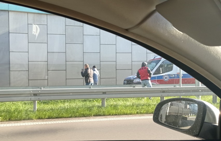Białystok. Wypadek na Trasie Niepodległości. Zderzenie trzech aut - busa, ciężarówki i osobówki. Droga była zablokowana [ZDJĘCIA]