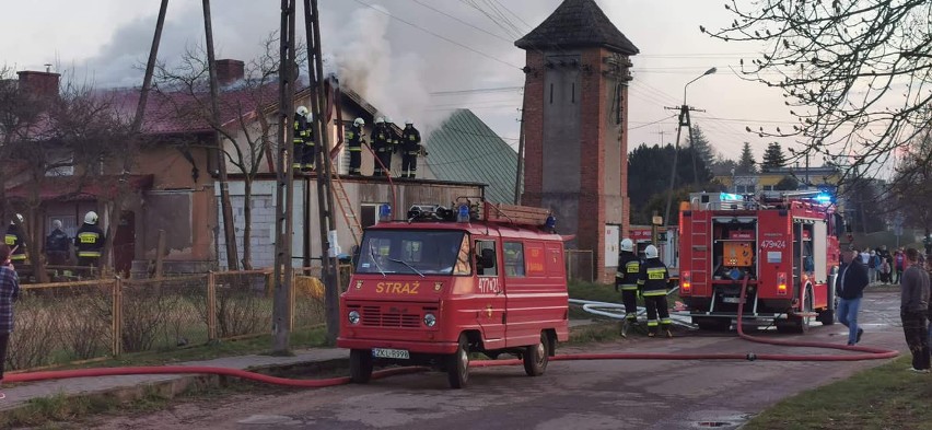Pożar w Drzonowie w pow. kołobrzeskim. Ogień na poddaszu