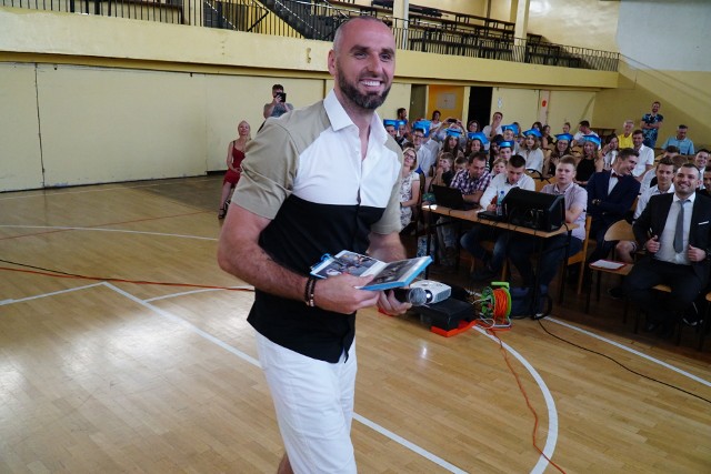 Marcin Gortat z wizytą w Poznaniu. Były koszykarz ligi NBA odwiedził młodzież ze szkoły działającej pod jego patronatem