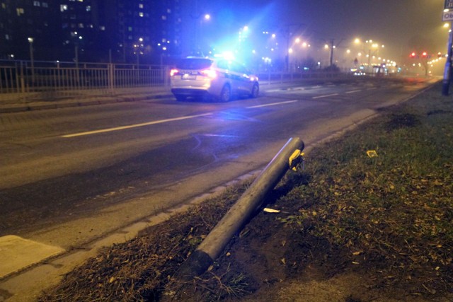 Do wypadku doszło w Bydgoszczy w nocy z soboty na niedzielę (20-21 marca). Samochód osobowy marki mercedes uderzył w słup. Okazało się, że autem podróżowało... trzech 15-latków.