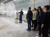 Uczniowie "Grota" w jędrzejowskiej firmie Vanstar Service. Przyglądali się jak działają profesjonalne maszyny i zwiedzili nową lakiernię