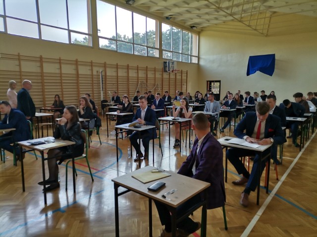 W trzecim dniu egzaminów maturzyści z Zespołu Szkół w Lipinach, w powiecie przysuskim, zmagali się z językiem obcym, głównie angielskim.
