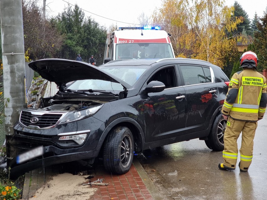 W Medyce osobowa kia uderzyła w betonowy słup. Kierowca uciekł z miejsca zdarzenia [ZDJĘCIA]