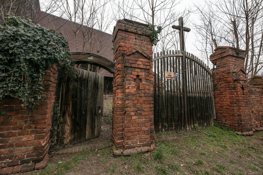 Brama wiodąca do dawnego kościoła.