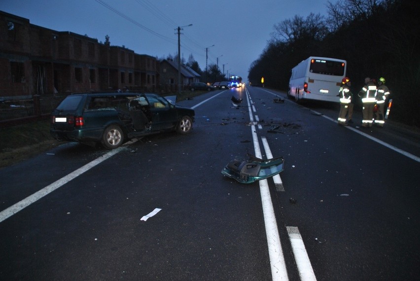 Śmiertelny wypadek na drodze wojewódzkiej 482 w Chobaninie. Osobówka uderzyła w autobus relacji Wieluń-Wieruszów