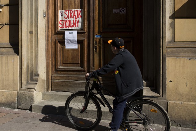 W Krakowie strajkowały 65 szkoły. Wszystkich jest około 300