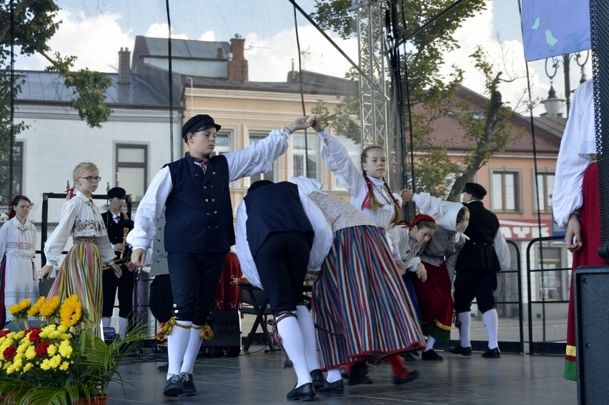 Biecz. Święto Dzieci Gór zagościło na bieckim rynku. Mali artyści roztańczyli miasto [ZDJĘCIA]