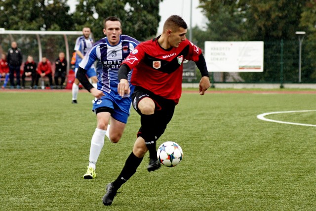 Dąb Barcin - Noteć Gębice  3 : 3 (2:0)Bramki: Bartłomiej Ddreżewski (5’), Radosław Mróz (45’), Bartłomiej Szmyt (79’),  -  Krystian Kryszak 2 (72’ i 84’), Piotr Pacia (82’)W 5 kolejce spotkań Kl. A grupie 2 na miejskim stadionie w Barcinie spotkały się dwa zespoły, które po zakończonym sezonie 2016/17 zostały zdegradowane do niższej klasy. Licznie zebrana na trybunach publiczność liczyła, że obie drużyny pokażą kawałek dobrego futbolu. Od pierwszego gwizdka szybko przeprowadzane akcje z obu stron co chwilę przenosiły pod bramki przeciwnika. Już w 5 minucie miejscowi przeprowadzili ładną akcję, która ku radości miejscowych kibiców po celnym strzale Bartłomieja Dreżewskiego zatrzepotała w bramce przeciwnika. W dalszej części gry praktycznie obraz gry nie zmienił się, wszystkie akcje zaczepne kończyły się niecelnymi strzałami ewentualnie udanymi interwencjami bramkarzy. Kiedy w 45 min. sędzia z powodu przerw w grze doliczył kolejne 2 dodatkowe minuty, w zamieszaniu pod bramką Noteci celnym strzałem z pola karnego popisał się Radosław Mróz podwyższając prowadzenie na 2:0.W przerwę w szatni gości było bardzo głośno i nerwowo. Widać, że to podziałało na drużynę Noteci bo zaczęła grać bardziej agresywnie.  Miejscowi oddając inicjatywę gościom z minuty na minutę grali gorzej. W 72 min. po fatalnym będzie linii obrony Krystian Kryszak celny trafieniem zmusił do kapitulacji broniącego w bramce Roberta Cieniaka. Kiedy w 79 min. trzeciego gola dla Dębu zdobył Bartłomiej Szmyt wydawało się, że sytuacja jest opanowana i gospodarze zainkasują komplet punktów.  Nic z tego, nie minęły jeszcze kolejne trzy minuty i kolejne gapiostwo naszych obrońców wykorzystał w 82 min. Piotr Pacia zdobywając kontaktową bramkę.  Po kolejnych stu dwudziestu sekundach gry Noteć doprowadziła do wyrównania ponownie po celnym trafieniu Krystiana Kryszaka.  Podsumowując to spotkanie to pochwalić trzeba drużynę Dębu za dobry początek, jednak jak widać w końcówce już było znacznie gorzej.  Wynik remisowy z pewnością nie zadowala miejscowych, którzy mimo optycznej przewagi stracili kolejne dwa punkty.Zobacz także:  Pałuczanka Żnin wygrała z Czarnymi Wierzchosławice [zdjęcia]Info z Polski 14.09.2017 