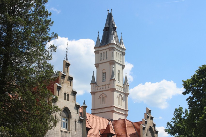Pałacowa wieża w Nakle Śląskim została odnowiona. Zobacz...