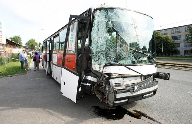 Rozbity autobus jest poważnie uszkodzony.