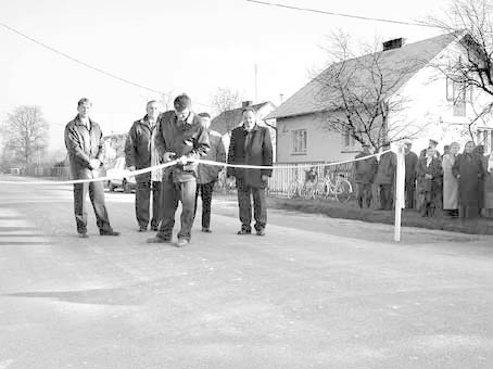 Uroczyste przecięcie wstęgi na wiejskiej drodze w Koziarni. Droga wiejska, ale równa jak stół.