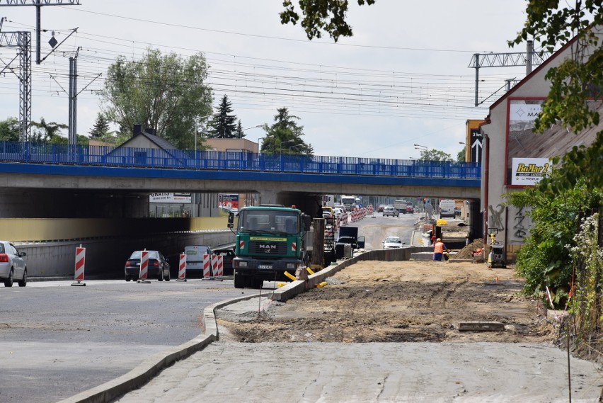 Tarnów. Wreszcie kładą asfalt pod wiaduktami, ale kierowcy szybko pod nimi nie przejadą