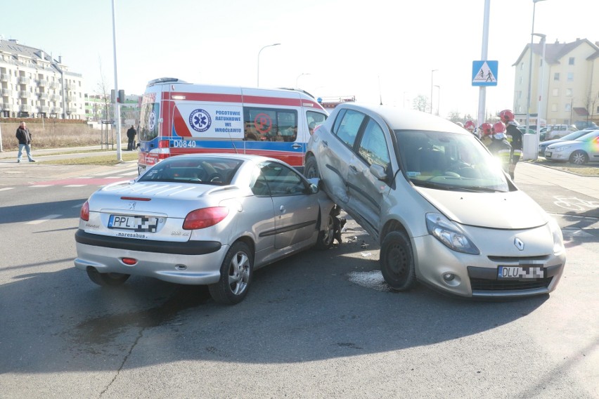 Wypadek na Stabłowicach. Jedno auto wjechało na drugie (ZDJĘCIA)