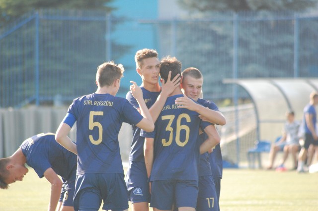 Piłkarze Stali Rzeszów w drodze do CLJ pokonali w barażu Juventę Starachowice