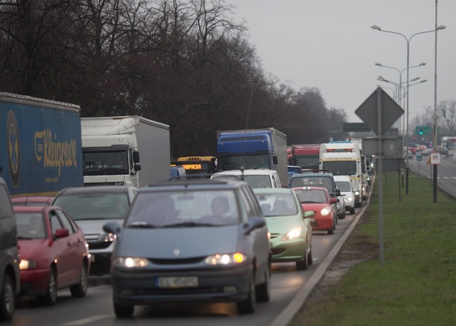 Przy tworzeniu rankingu, pod uwagę wzięto cztery kategorie: tygodniową liczbę kolizji na drogach zgłoszoną do systemu Yanosik, prędkości osiągane w centrum miasta, koszt godzinnego parkowania w płatnej strefie oraz średnie ceny benzyny