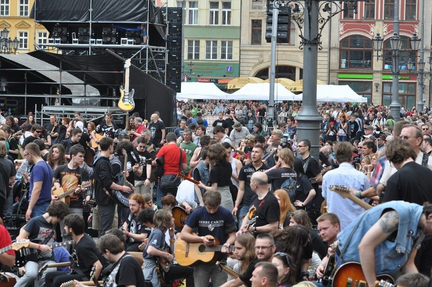 Wrocław: Gitarowy Rekord Guinnessa pobity! O ponad 70 gitar (ZDJĘCIA)