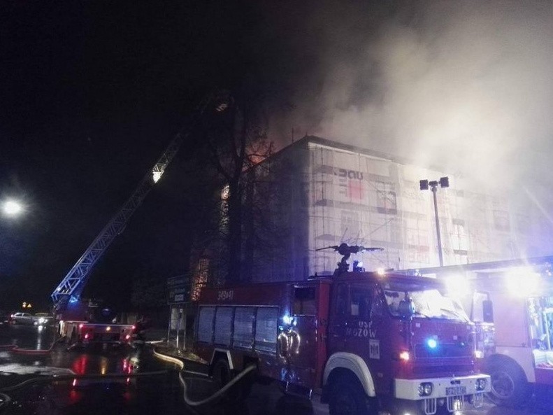 Palił się duży remontowany budynek przy ul. Cegielnianej.