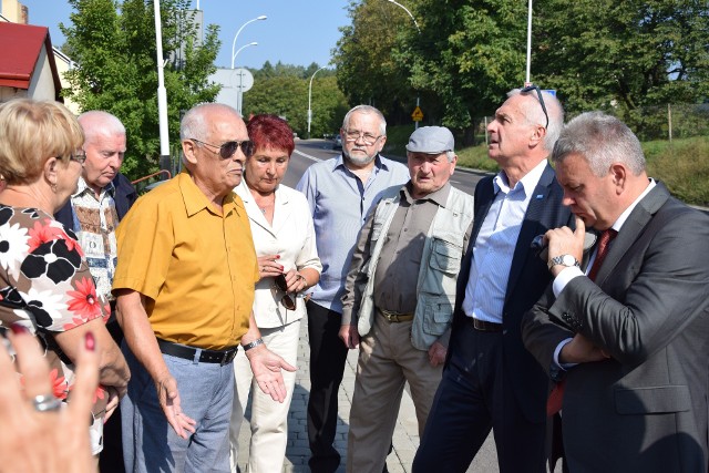 Jest szansa, że mieszkańcy ul. Sobieskiego w Przemyślu doczekają się przystanku. Starają się o to od wielu lat. Nz. spotkanie mieszkańców, władz miejskich i komisji bezpieczeństwa.