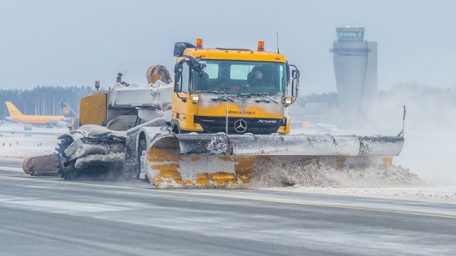 Odśnieżanie pasów startowych na lotnisku w Pyrzowicach