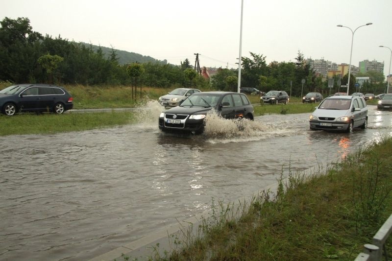 Zalana ulica Krakowska po burzy w Kielcach