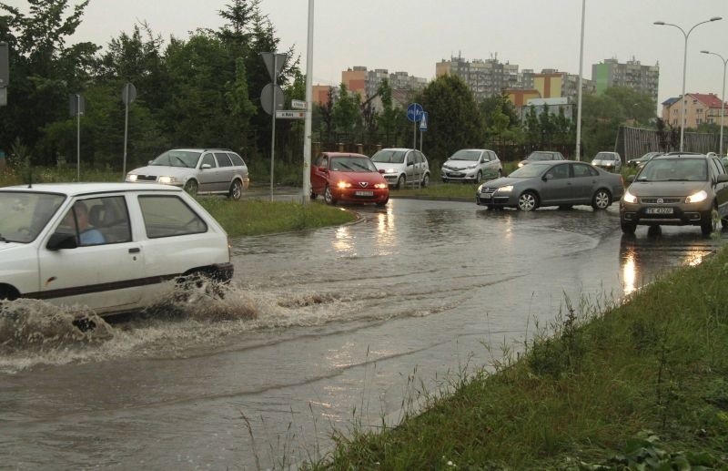 Zalana ulica Krakowska po burzy w Kielcach